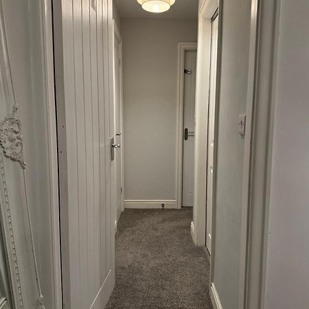 The Airport Flat - Newly Renovated & Free Parking Appartement Leeds  Buitenkant foto