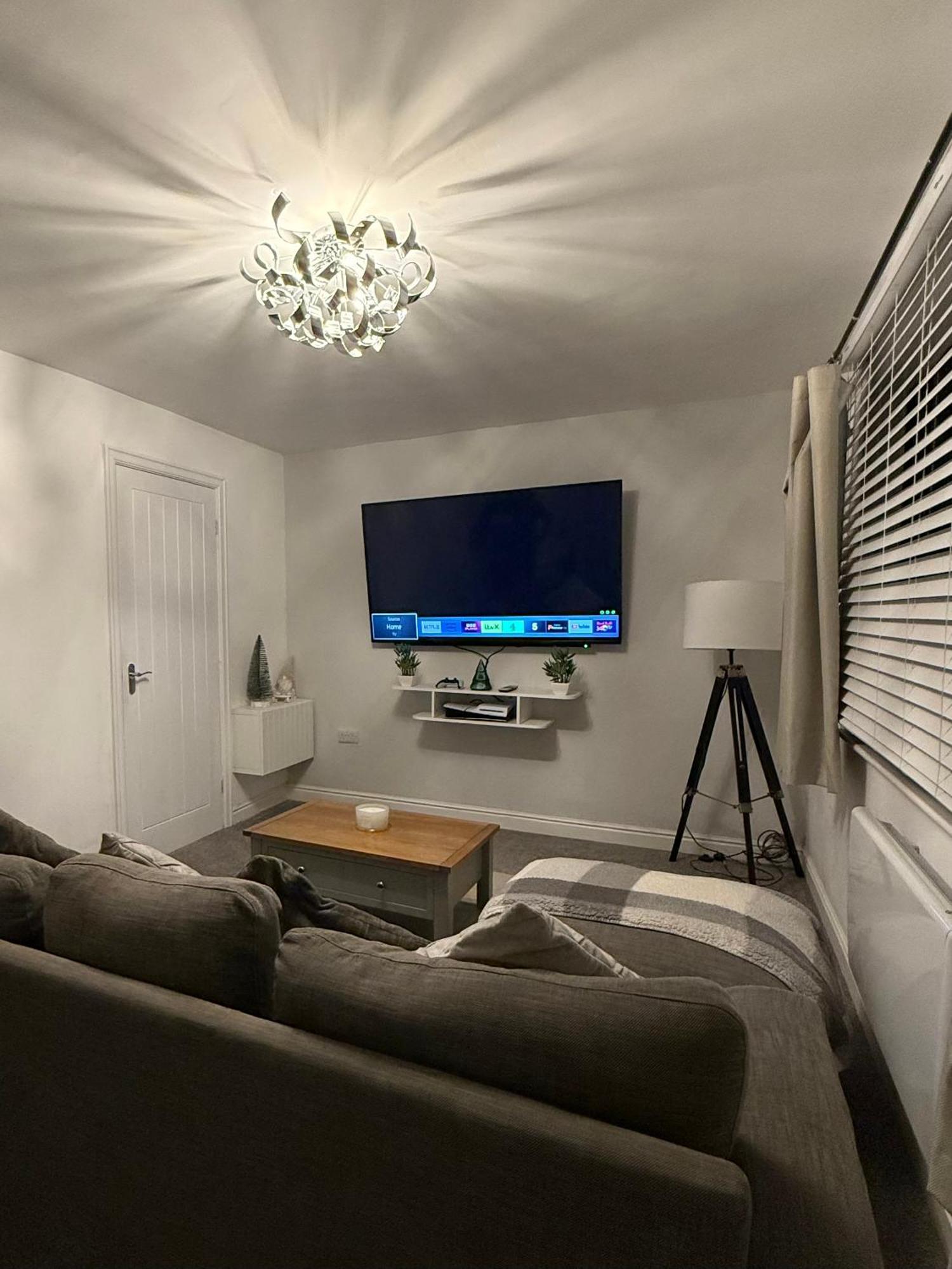 The Airport Flat - Newly Renovated & Free Parking Appartement Leeds  Buitenkant foto